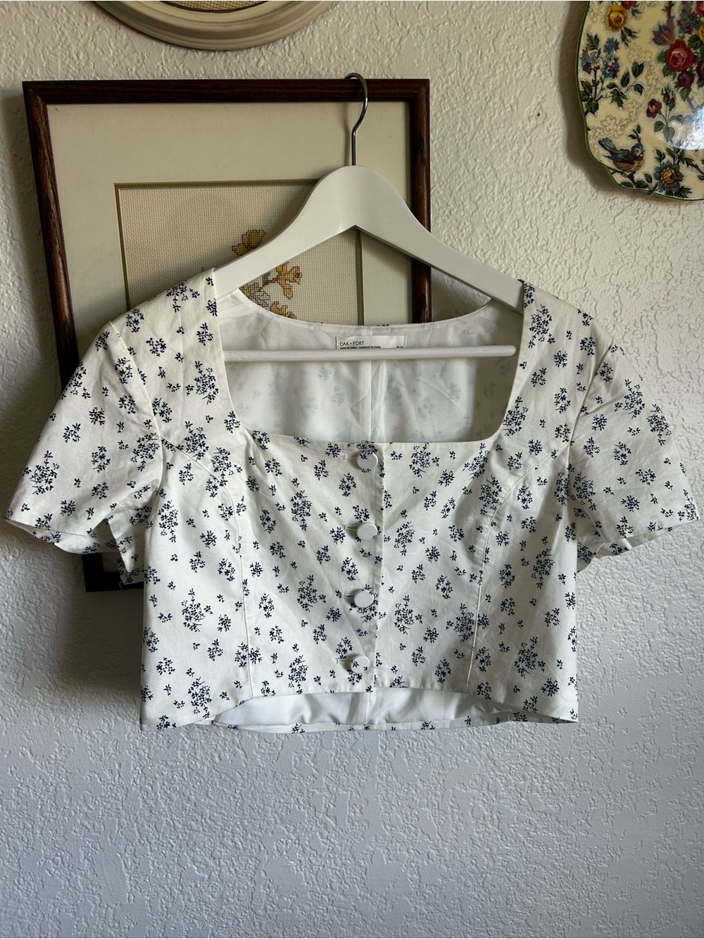 OAK + FORT White Crop Top with Navy Floral Print